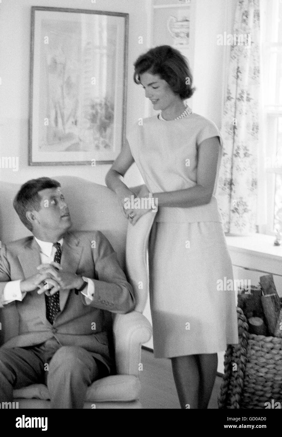 Il senatore John Fitzgerald Kennedy con Jackie a Hyannis Port Foto Stock