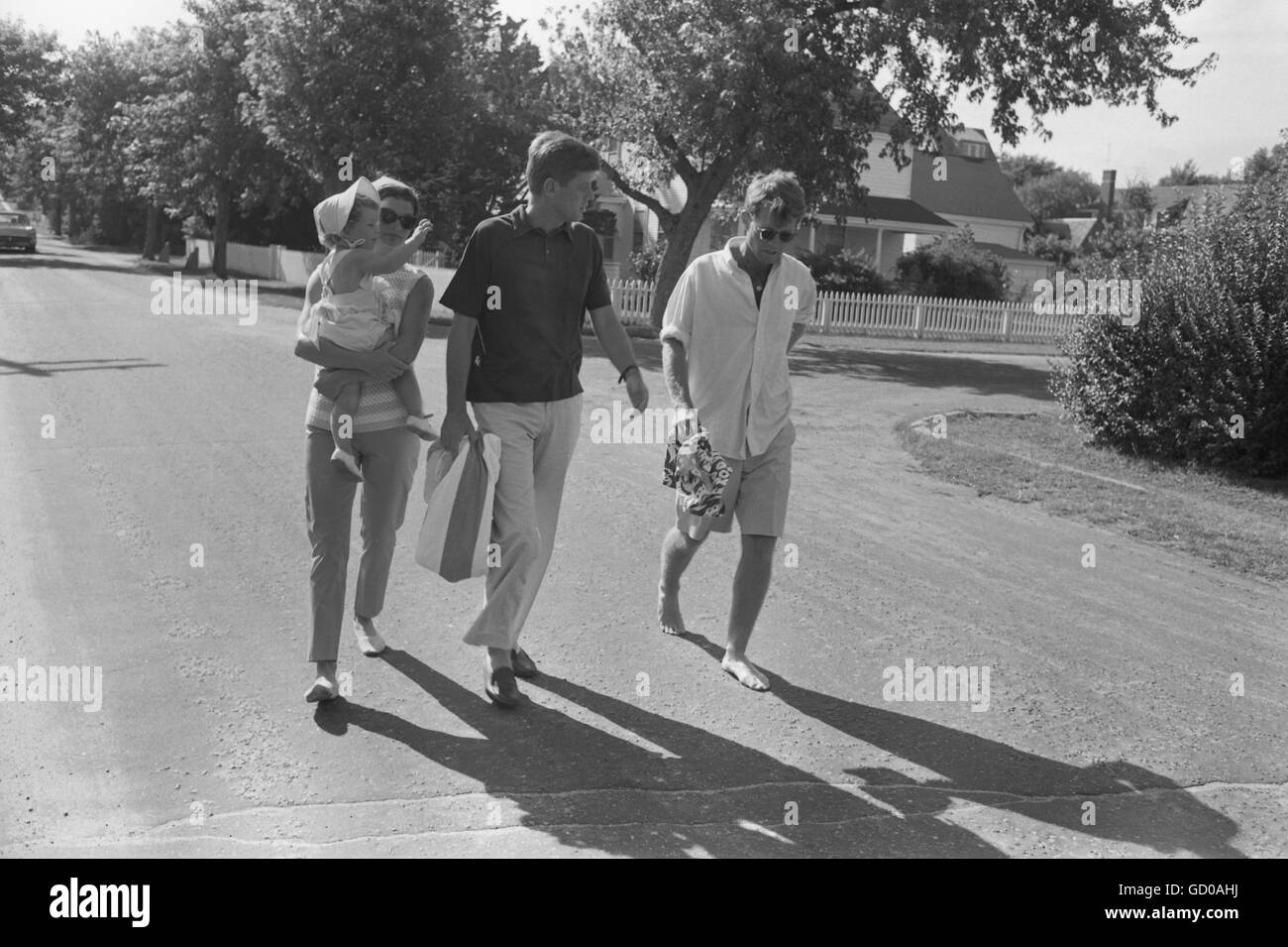 Il senatore John Fitzgerald Kennedy con Jackie e Caroline a Hyannis Port Foto Stock
