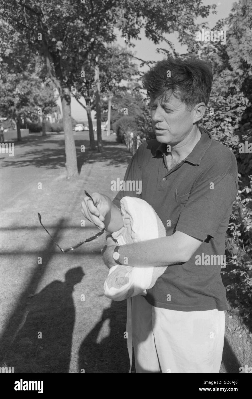 Il senatore John F. Kennedy a Hyannis Port Foto Stock