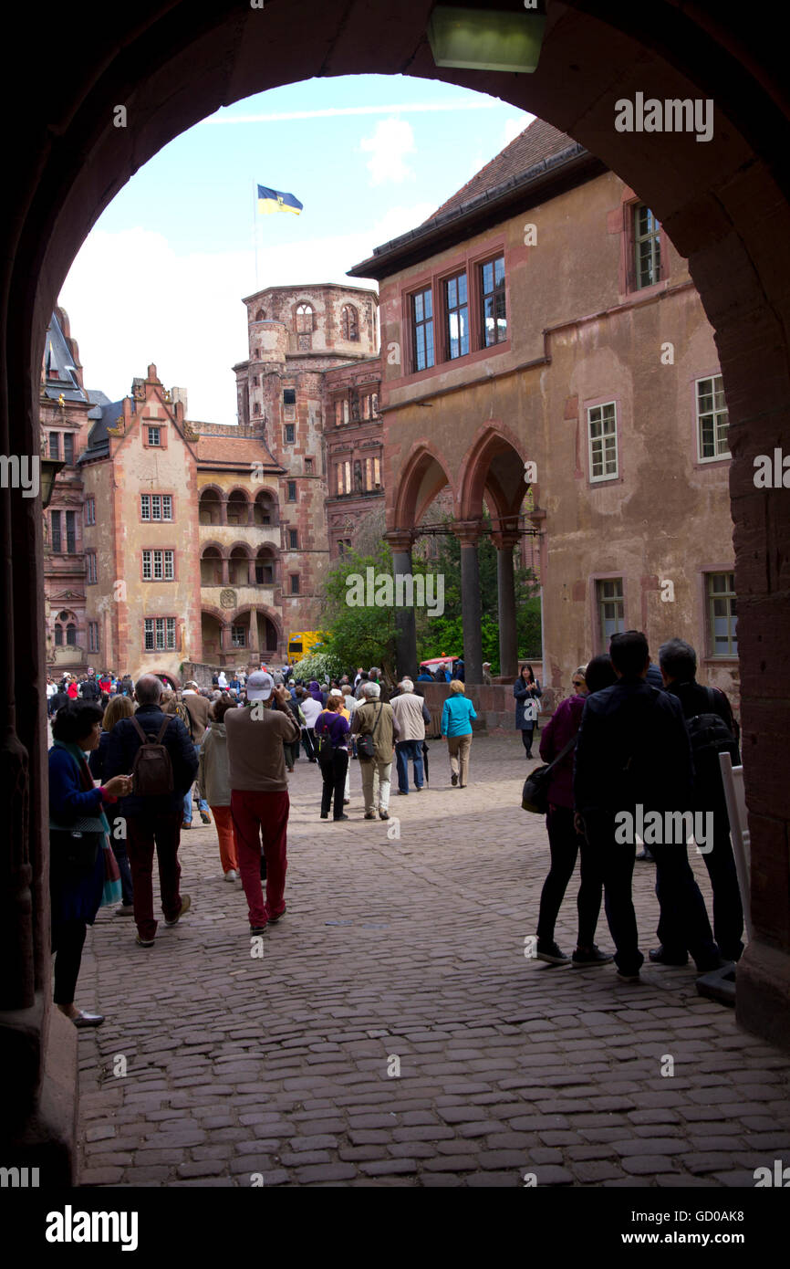 Una magnifica pietra arenaria rossa rovina appollaiato a 300 piedi sopra la valle del Neckar, Heidelberg Castle è stato a casa per la monarchia del Palatinato Foto Stock