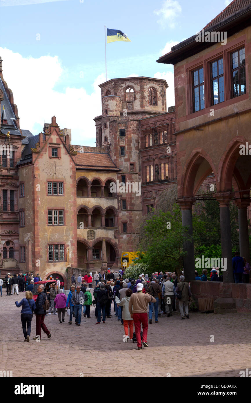 Una magnifica pietra arenaria rossa rovina appollaiato a 300 piedi sopra la valle del Neckar, Heidelberg Castle è stato a casa per la monarchia del Palatinato Foto Stock
