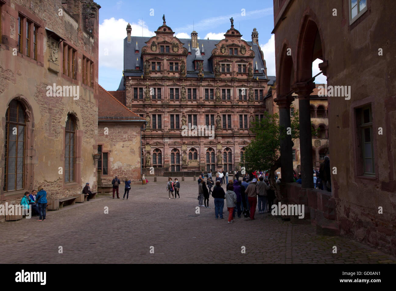 Una magnifica pietra arenaria rossa rovina appollaiato a 300 piedi sopra la valle del Neckar, Heidelberg Castle è stato a casa per la monarchia Palitinate Foto Stock