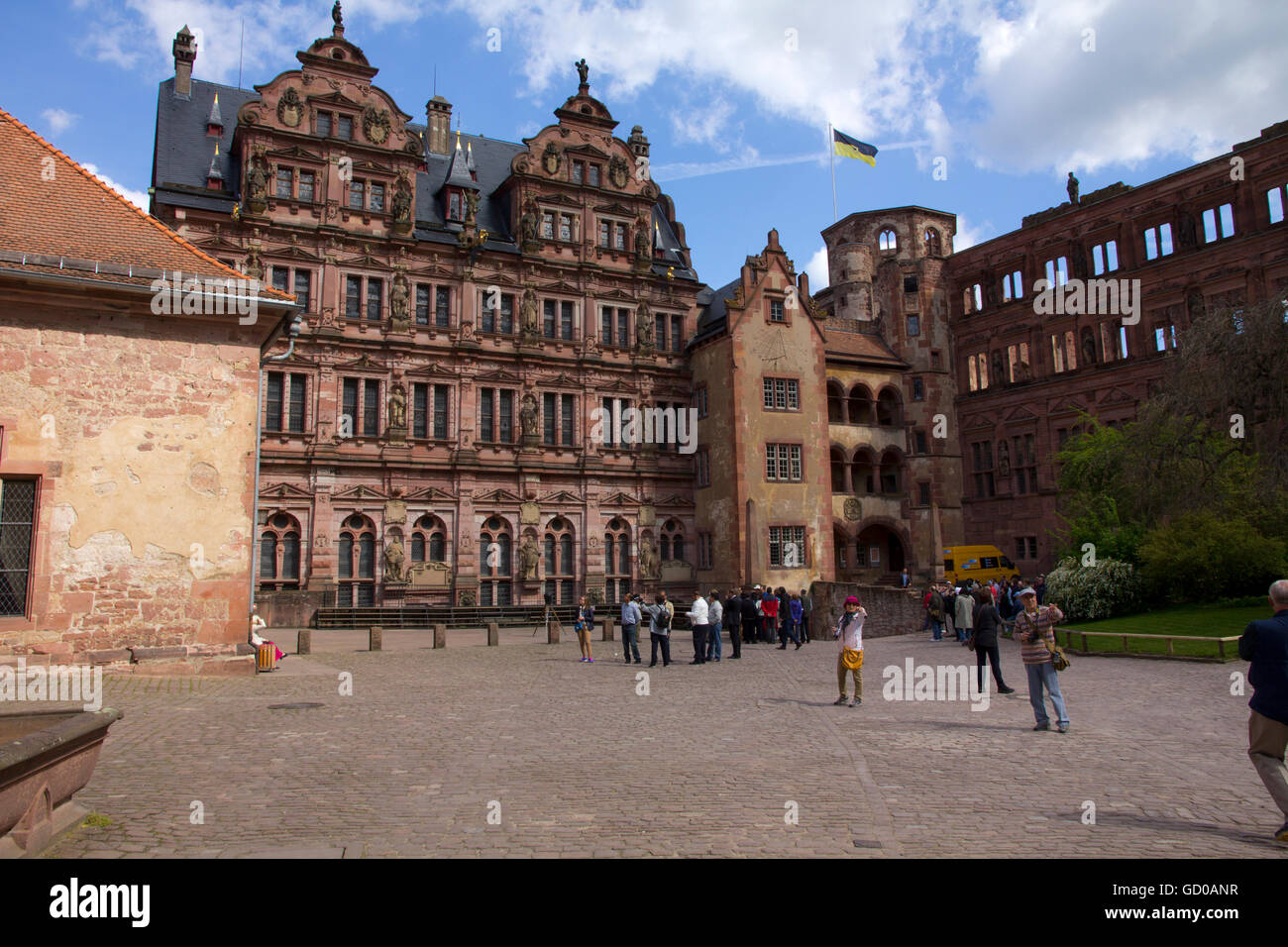 Una magnifica pietra arenaria rossa rovina appollaiato a 300 piedi sopra la valle del Neckar, Heidelberg Castle è stato a casa per la monarchia del Palatinato Foto Stock