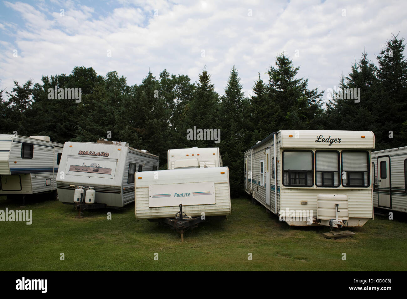 Un New Hampshire parco del rimorchio per il campeggio estivo offre un posto per parcheggiare per la stagione. Foto Stock