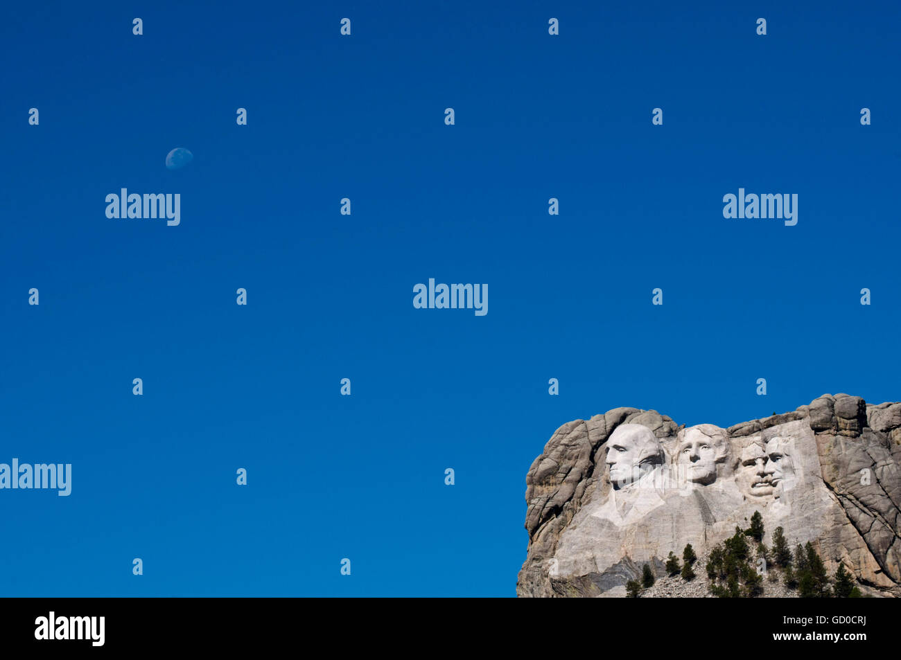 Dakota del Sud. Black Hills. Il monte Rushmore monumento nazionale con il giorno della luna. Foto Stock