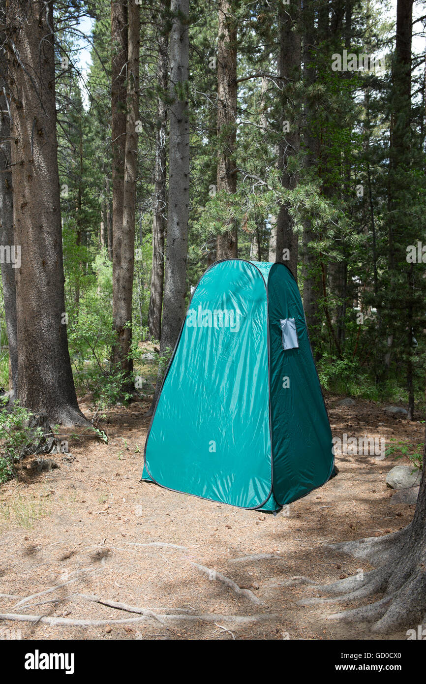 Campeggio estivo doccia portatile nel bosco Foto stock - Alamy