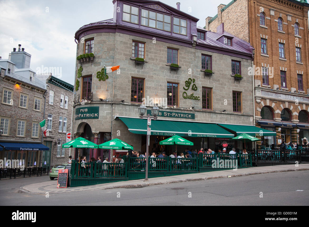 QUEBEC CITY - 25 Maggio 2016: Rue St. Jean nella Vecchia Quebec City è rivestito con pittoreschi negozi e ristoranti che attirano milioni di a Foto Stock