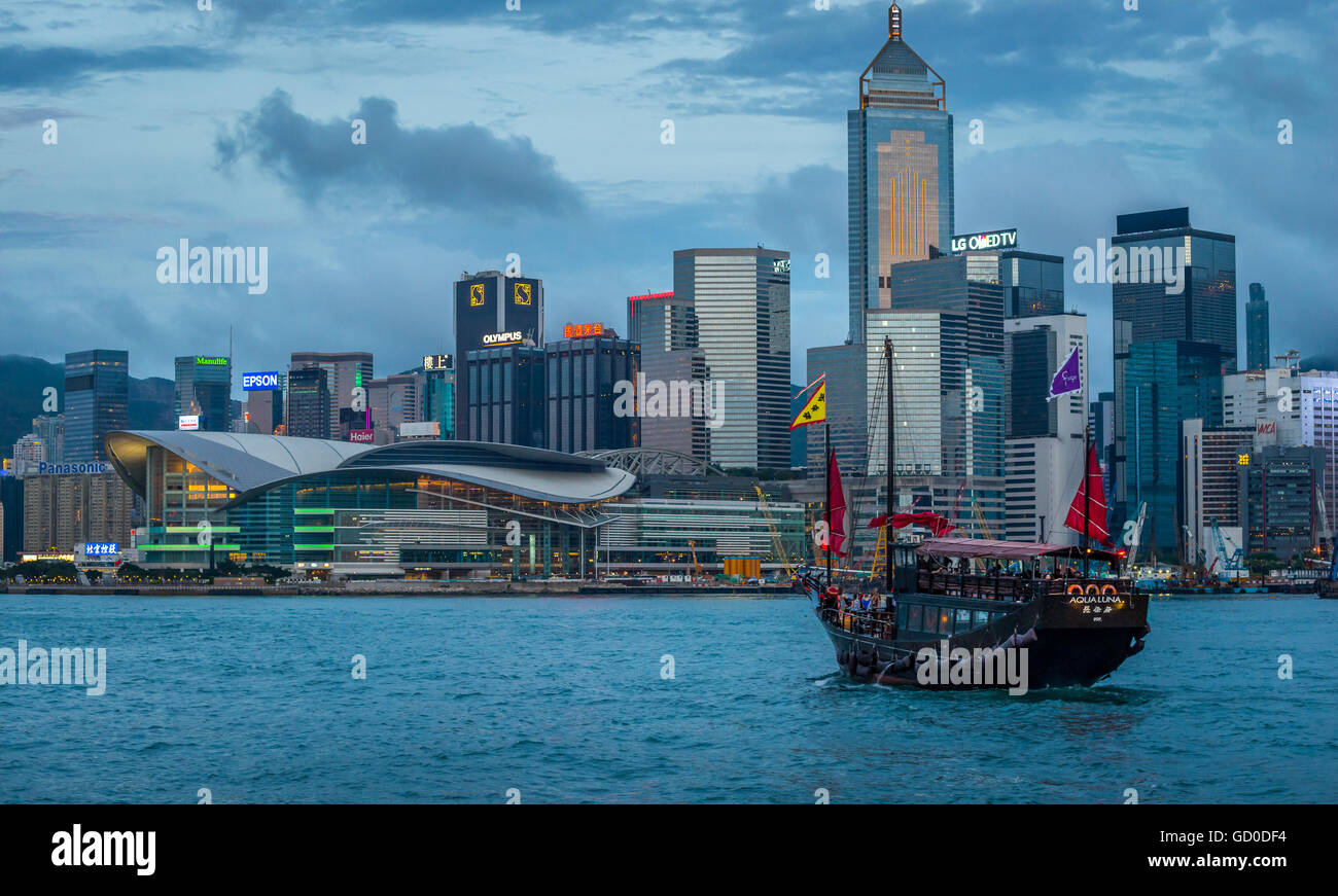 Una nave spazzatura vele attraverso il Victoria Harbour di notte a Hong Kong. Foto Stock