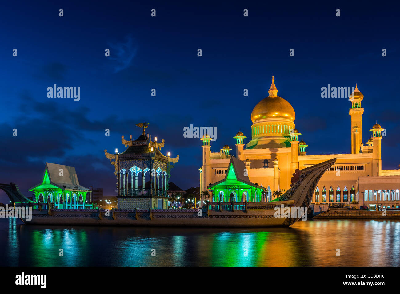 Il sultano Omar Ali Saifuddin Moschea in Bandar Seri Begawan, Brunei, illuminata di notte. Foto Stock