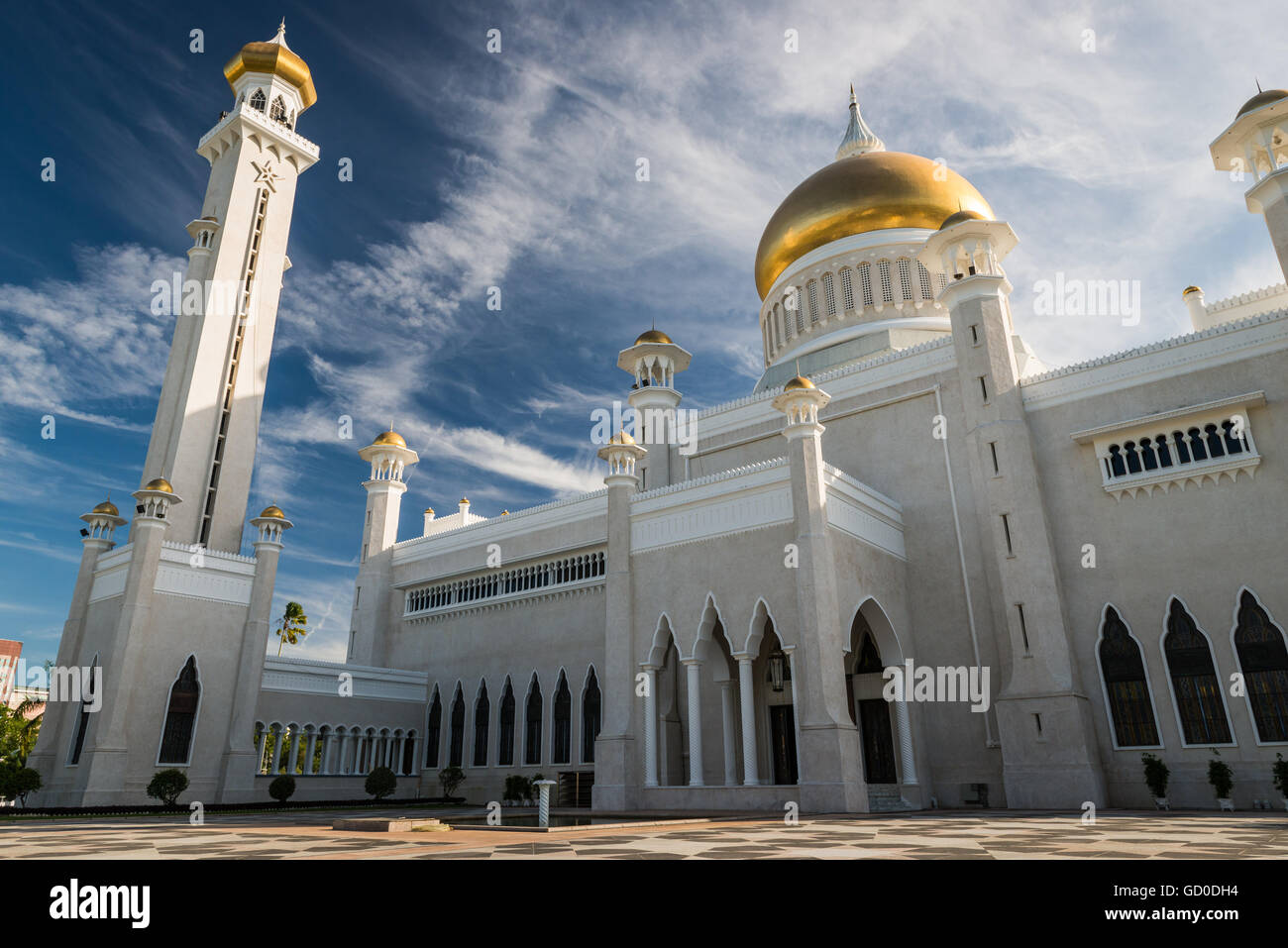 Nel tardo pomeriggio su Bandar Seri Begawan, Brunei, in piedi nel cortile del sultano Omar Ali Saifuddin Moschea. Foto Stock