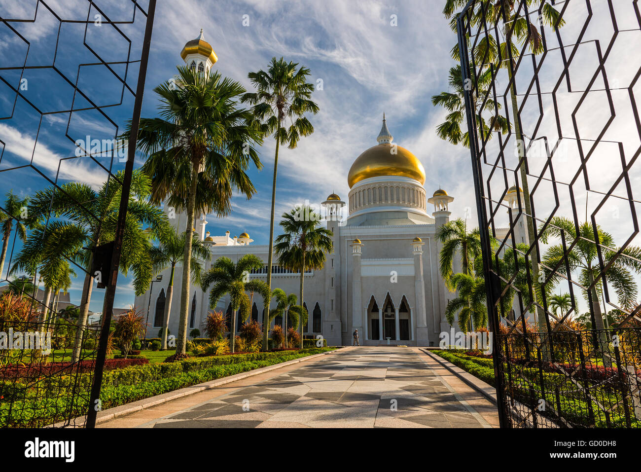 Entrando nel cortile del sultano Omar Ali Saifuddin Moschea in Bandar Seri Begawan, Brunei. Foto Stock