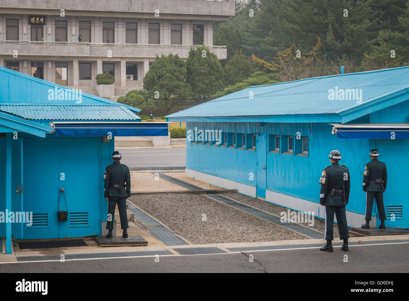 Corea del Sud i soldati stand presso l'attenzione alla zona demilitarizzata al confine tra Corea del Nord e Corea del Sud. Foto Stock