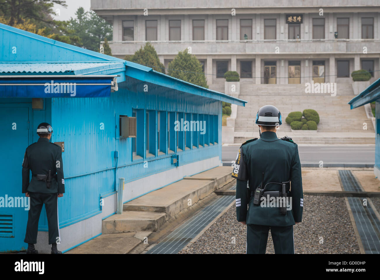 Corea del Sud i soldati stand presso l'attenzione alla zona demilitarizzata al confine tra Corea del Nord e Corea del Sud. Foto Stock