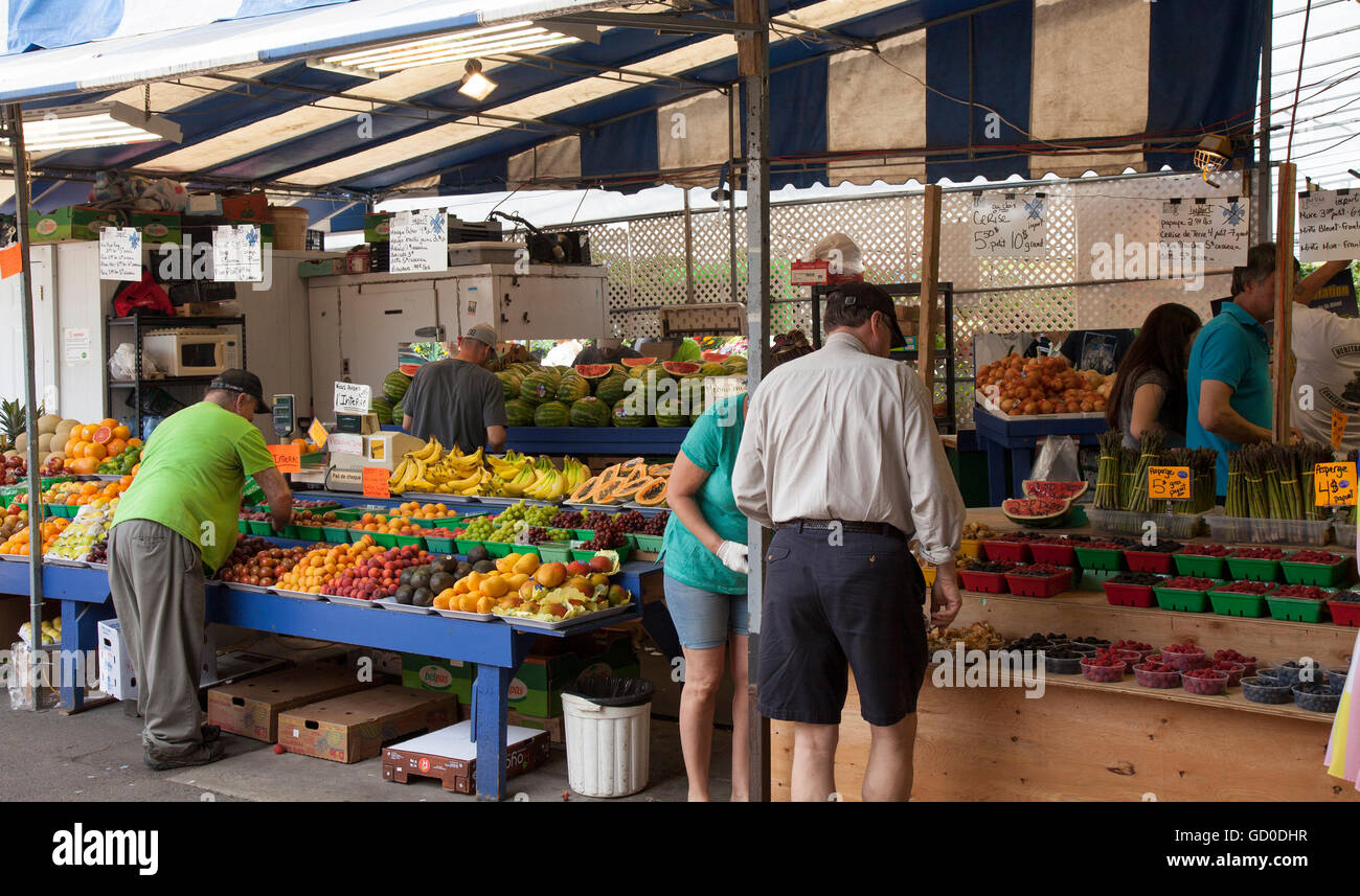 MONTREAL - 28 Maggio 2016: Marche Atwater è un mercato di tipo iconico con macellai, gastronomie e altri fornitori, oltre a prodotti locali & s Foto Stock