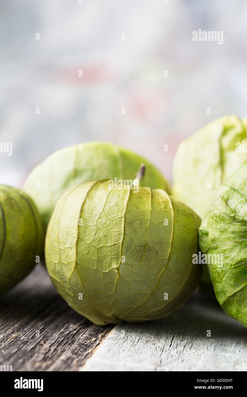 Close up tomatillos con copia spazio, orientamento verticale. Foto Stock