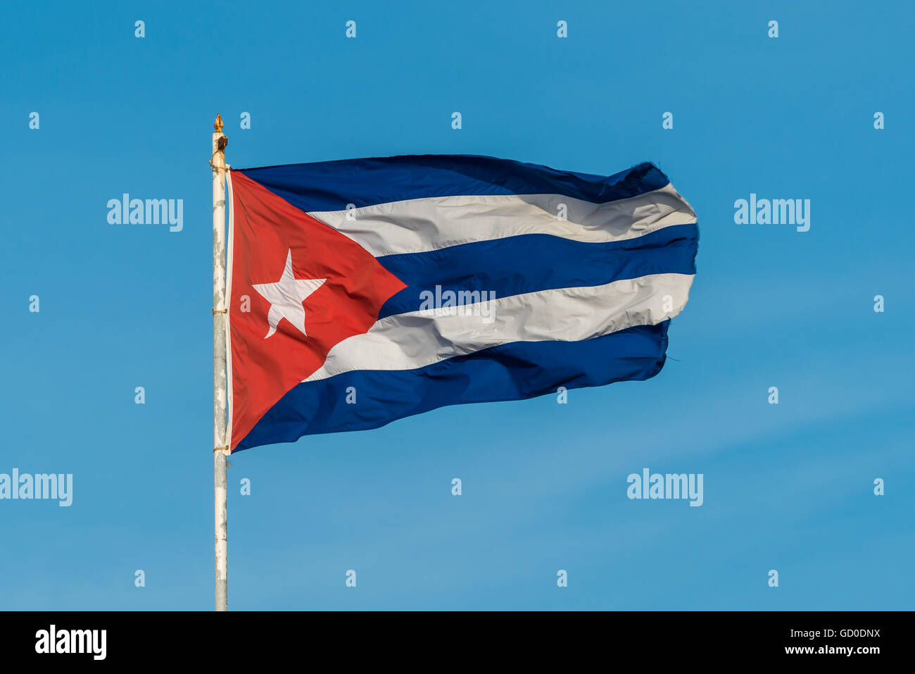 Un cubano di bandiera vola alto sopra la città di Havana. Foto Stock