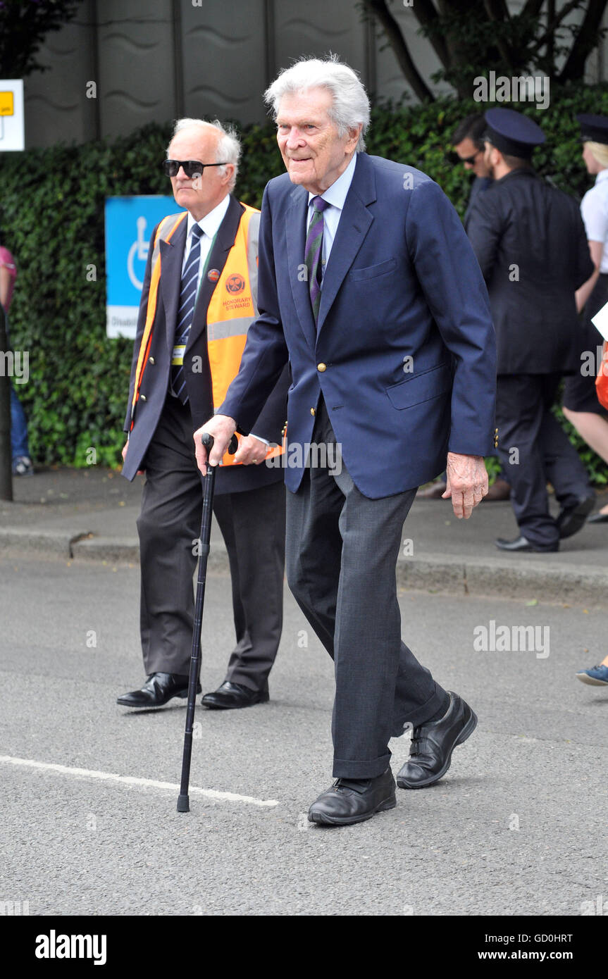 Londra, Regno Unito. 09 Luglio, 2016. Wimbledon Tennis club di Londra, UK, 9 luglio 2016 i possessori dei biglietti arrivare per le signore 2016 singles finale al credito WLTCC: JOHNNY ARMSTEAD/Alamy Live News Foto Stock