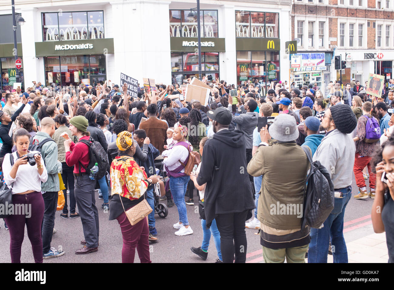 Brixton, Londra, Regno Unito. Il 9 luglio 2016. Centinaia di nero vive questione sostenitori durante un sit-in di protesta a Brixton High Street che ha portato le vie di Londra al punto di arresto. Il mese di marzo è in risposta a il fatale tiri di Philando Castiglia in Minnesota e Alton Sterling in Louisiana. Credito: Nicola Ferrari/Alamy Live News. Foto Stock