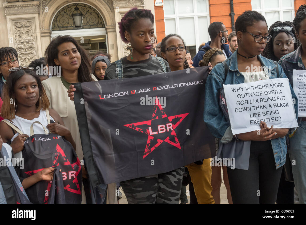 Londra, Regno Unito. Il 9 luglio 2016. Nero locale organizzatori in Brixton chiamato un rally e marzo in memoria di Alton Sterling e Philando Castiglia e a mostrare solidarietà con quelli uccisi dalla polizia brutalità, sia negli Stati Uniti che qui nel Regno Unito. Persone tenere London Black rivoluzionari (LBR) banner. Peter Marshall / Alamy Live News Foto Stock