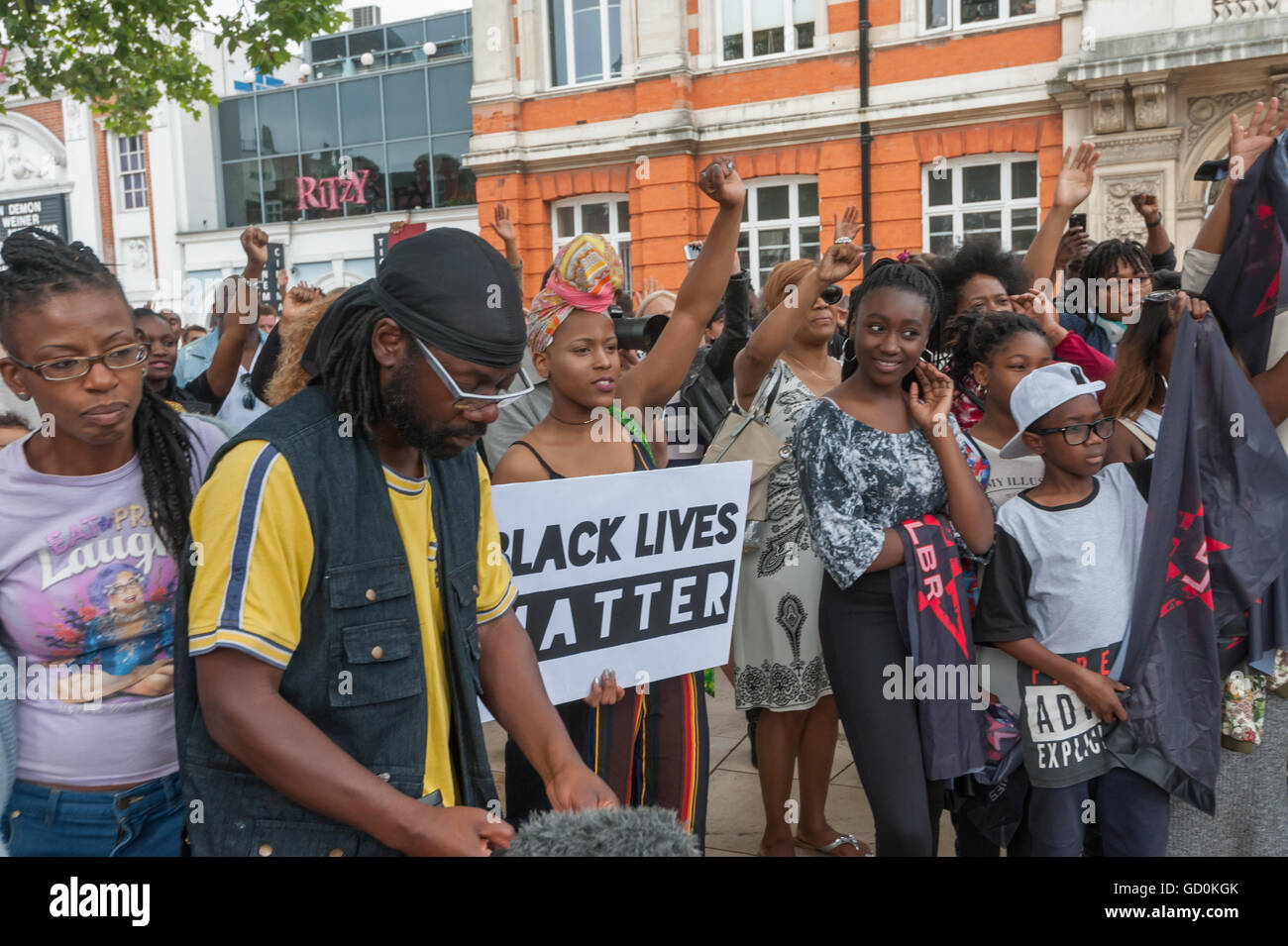 Londra, Regno Unito. Il 9 luglio 2016. Nero locale organizzatori in Brixton chiamato un rally e marzo in memoria di Alton Sterling e Philando Castiglia e a mostrare solidarietà con quelli uccisi dalla polizia. La gente in mezzo alla folla alza le mani e pugni ad affermare che 'nero vive questione'. Peter Marshall / Alamy Live News Foto Stock