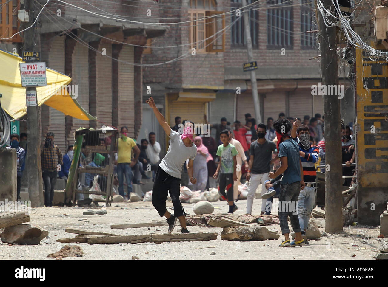 (160710) -- SRINAGAR, luglio 10, 2016 (Xinhua) -- contestatori del Kashmir si scontrano con indiano troopers paramilitari e di polizia (invisibile) a Srinagar, capitale estiva di Indiano-Kashmir controllata, 10 luglio 2016. Il numero di morti di civili in scontri tra manifestanti e forze di governo in indiano-controllato il Kashmir è salito a 15, la polizia ha detto che la domenica. Oltre 200 persone, tra cui poliziotti sono stati feriti negli scontri in corso. Gli scontri violenti scoppiati sabato dopo un alto comandante militante di Hizbul Mujahideem (HM) Burhan Muzaffar Wani è stato ucciso in uno scontro a fuoco. (Xinhua/Javed Dar) Foto Stock