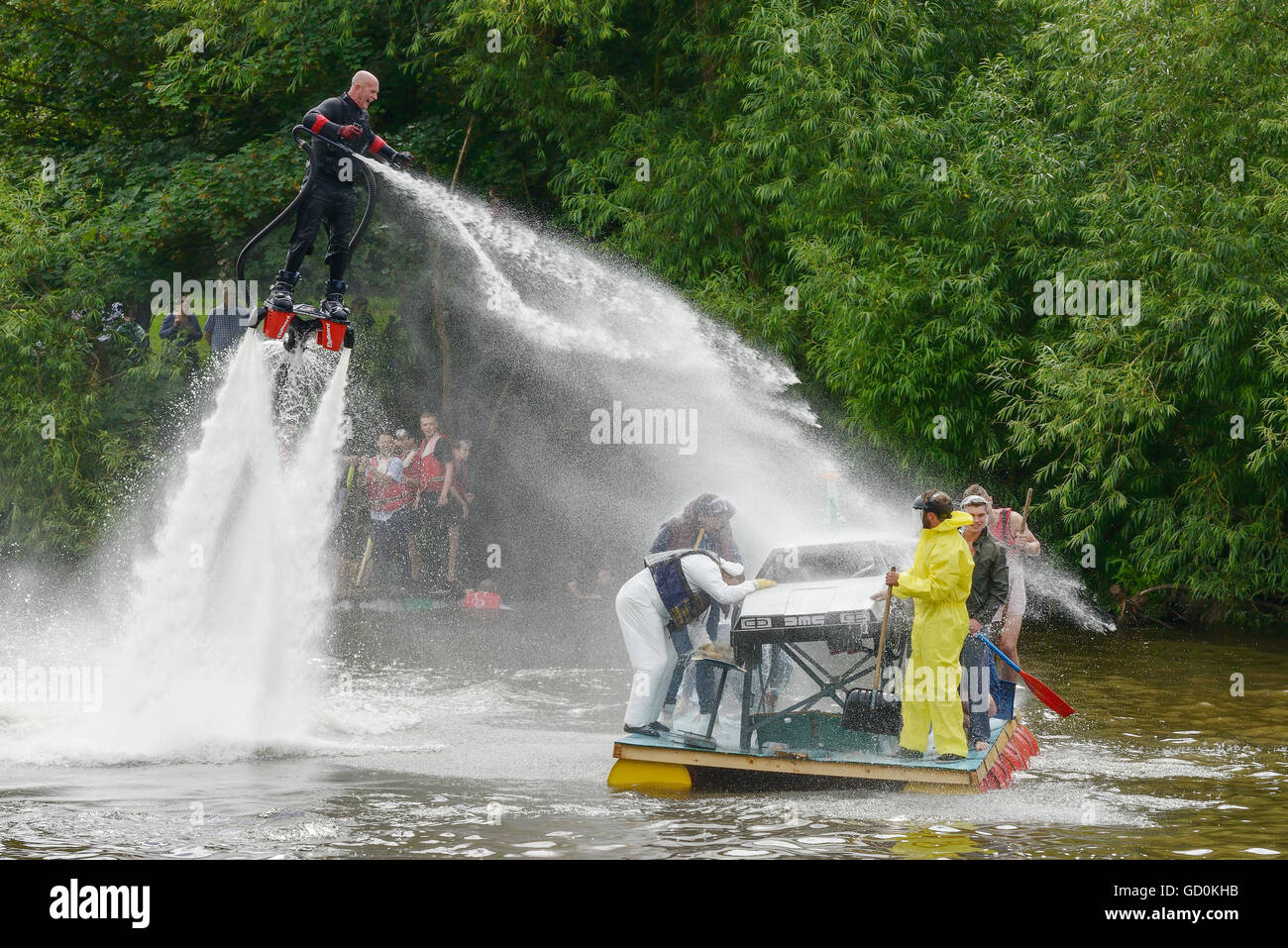 Chester, Regno Unito. Il 10 luglio 2016. La beneficenza della gara zattera sul fiume Dee organizzato da Chester Rotary Club. I concorrenti sono imbevuti dalla UK Fly-board Champion Jay St John. Andrew Paterson/Alamy Live News Foto Stock