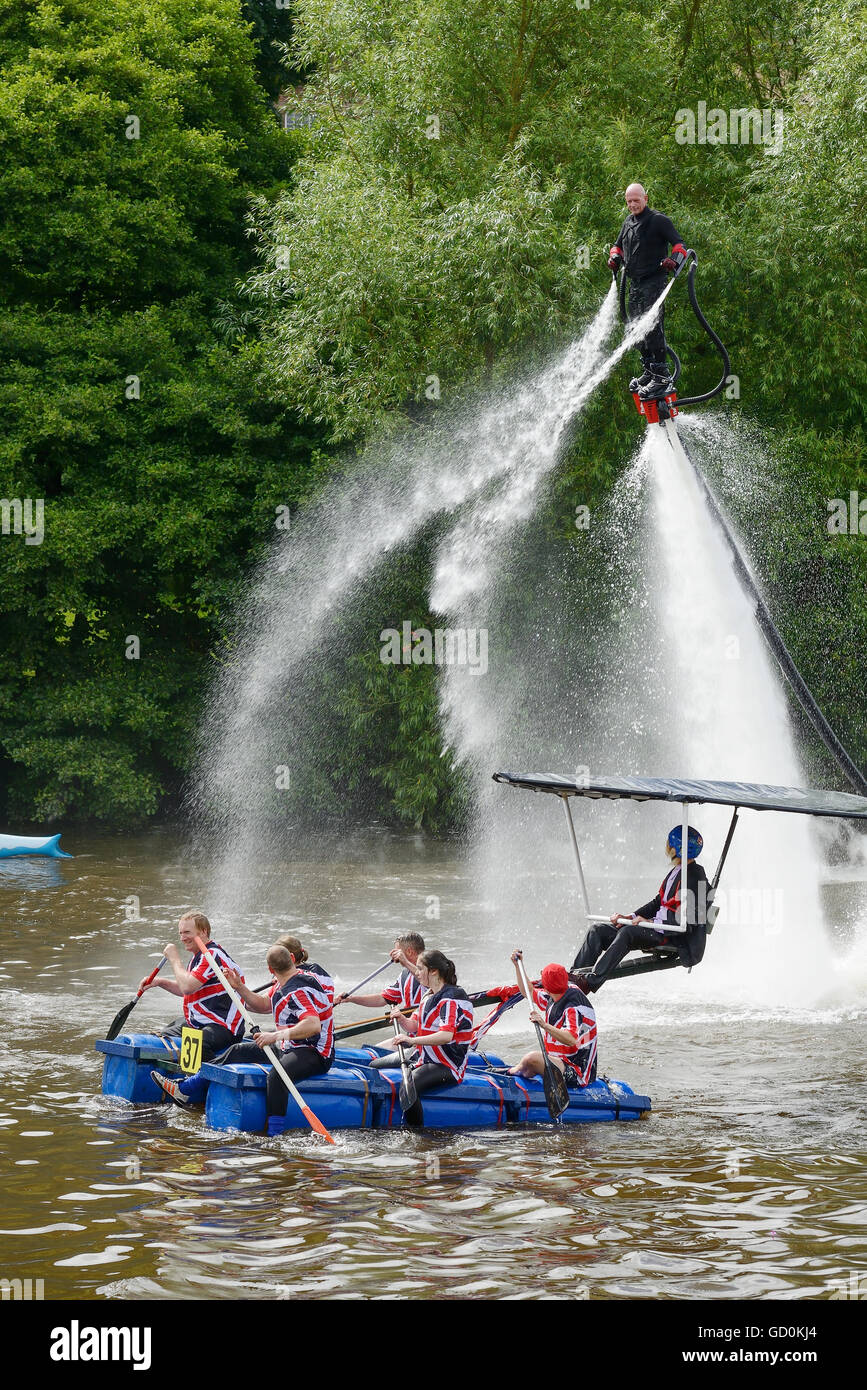 Chester, Regno Unito. Il 10 luglio 2016. La beneficenza della gara zattera sul fiume Dee organizzato da Chester Rotary Club. I concorrenti sono imbevuti dalla UK Fly-board Champion Jay St John. Andrew Paterson/Alamy Live News Foto Stock