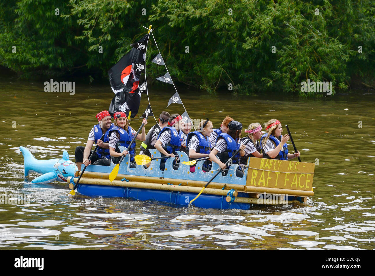 Chester, Regno Unito. Il 10 luglio 2016. La beneficenza della gara zattera sul fiume Dee organizzato da Chester Rotary Club. Andrew Paterson/Alamy Live News Foto Stock