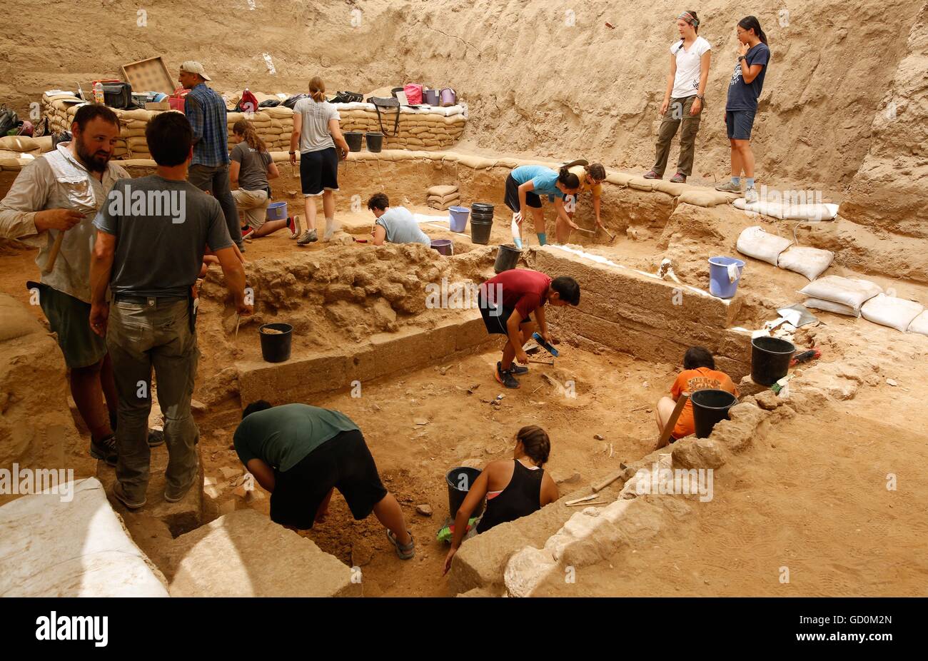 (160710) -- Gerusalemme, 10 luglio 2016 (Xinhua) -- Gli archeologi e volontari lavorano presso il sito archeologico di Ashkelon National Park, Israele, il 28 giugno 2016. Archeologi hanno detto sulla luglio 10, 2016 hanno scoperto il primo cimitero Filisteo in Israele il sud del Mediterraneo a riva, sperando che la scoperta possa risolvere l'annosa questione biblica: dove ha fatto il Filisteo antiche provengono da? Il cimitero, datata al 11e l'ottavo secolo A.C. fu trovata nella città costiera di Ashkelon in Israele sud, una volta che una delle cinque città membri del Filisteo in una regione che è oggi il pa Foto Stock
