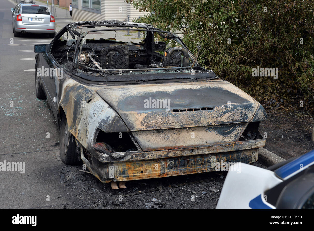 Kurstrasse, Berlino, Germania. 09 Luglio, 2016. Un'auto bruciata in Kurstrasse, Berlino, Germania, 09 luglio 2016. Dopo l'ala sinistra estrema violenza nella posizione attorno alla residenza di Rigaer str 94 per delle settimane passate, forze di polizia sono in azione in progetti di vita. Foto: Maurizio Gambarini/dpa/Alamy Live News Foto Stock