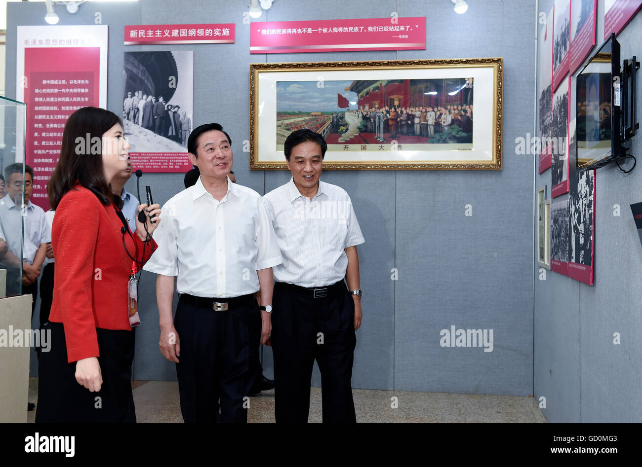 Pechino, Cina. 10 Luglio, 2016. Liu Qibao (2R), capo del dipartimento Pubblicità del Partito Comunista della Cina Comitato Centrale, visite al marxismo con caratteristiche cinesi mostra a Pechino, capitale della Cina, 10 luglio 2016. © Zhang Ling/Xinhua/Alamy Live News Foto Stock
