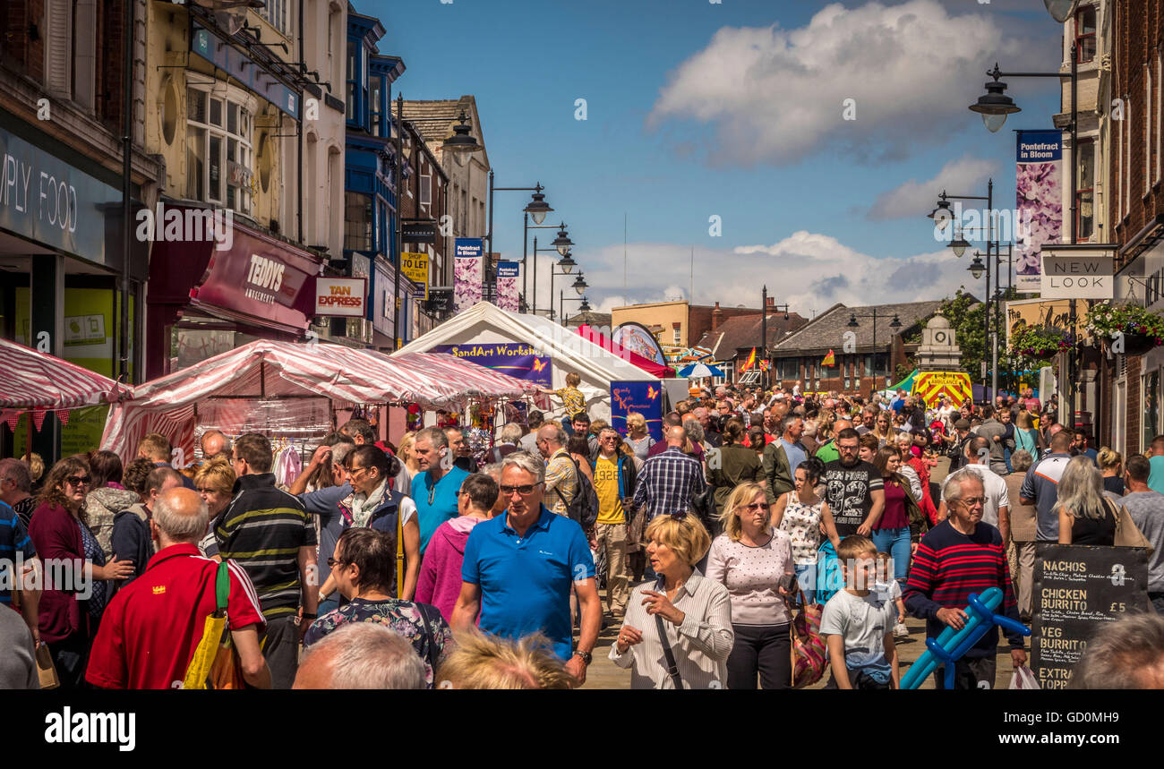 Pontefract, Regno Unito. 10 Luglio, 2016. Migliaia di persone hanno visitato il Pontefract liquirizia Festival nel centro della città per celebrare la cultura e il patrimonio culturale della città di mercato e il collegamento alla liquirizia, in particolare Pontefract torte. Artisti di strada e un host di bancarelle dei mercati offerti liquirizia cibo a tema. . Foto Fotografia Bailey-Cooper/Alamy Live News Foto Stock