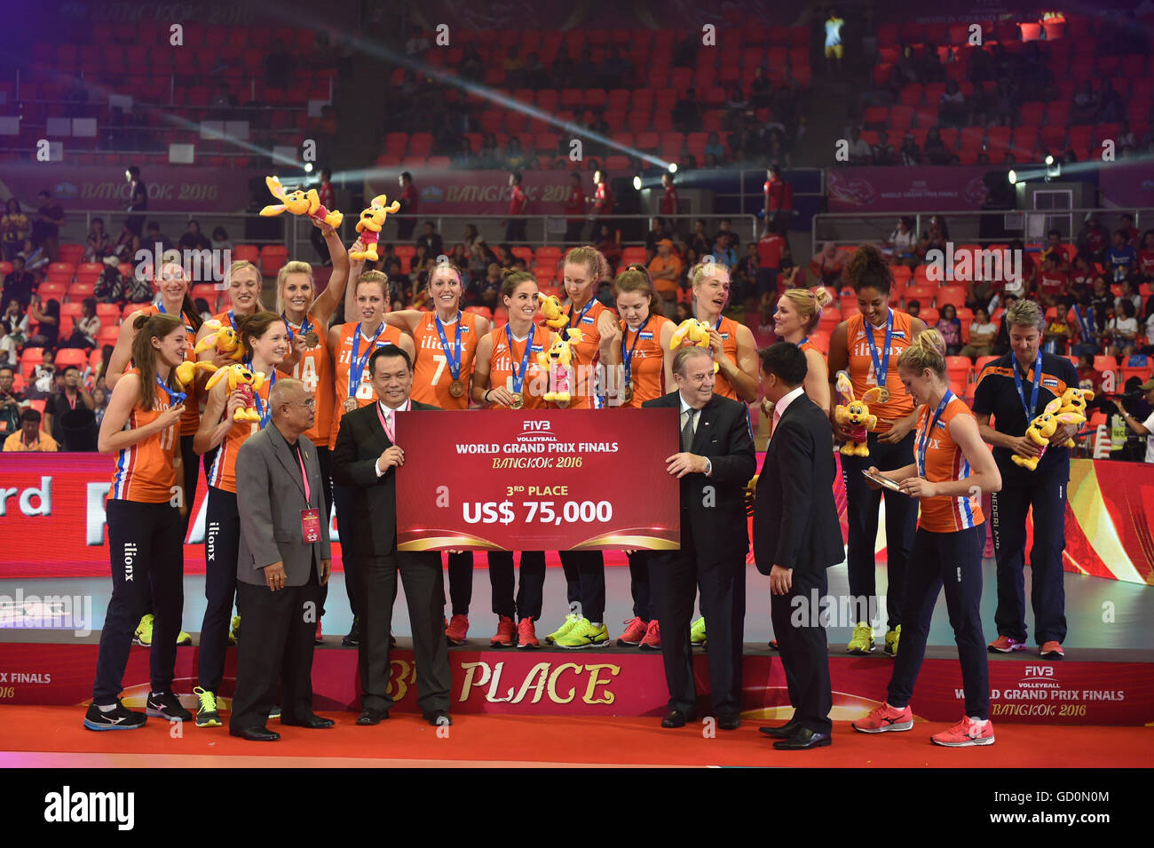 (160710) -- Bangkok, 10 luglio 2016 (Xinhua) -- bronzo medalists team i Paesi Bassi presentano durante la cerimonia di premiazione per FIVB femminile di pallavolo World Grand Prix 2016 a Huamark stadio al coperto a Bangkok, Thailandia, il 10 luglio 2016. (Xinhua/Li Mangmang)(hcs) Foto Stock