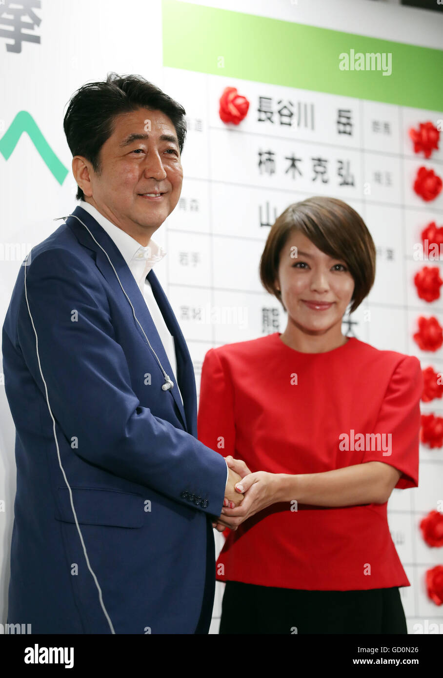 Tokyo, Giappone. 10 Luglio, 2016. Primo Ministro giapponese e pregiudiziale Partito liberale democratico (LDP) presidente Shinzo Abe (L) stringe la mano ad un candidato Eriko Imai come ha vinto la casa superiore elezione alla sede LDP a Tokyo domenica, 10 luglio 2016. © Yoshio Tsunoda/AFLO/Alamy Live News Foto Stock
