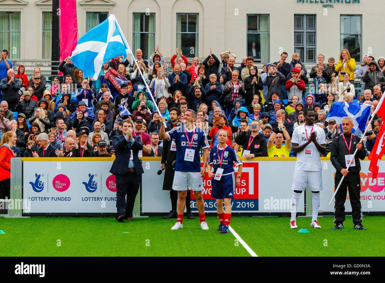 Glasgow, Regno Unito. 10 Luglio, 2016. In heavy rain, 64 squadre provenienti da 52 paesi, ha preso parte alla cerimonia di apertura e il primo giorno delle corrispondenze in senzatetto la Coppa del Mondo di calcio torneo, ospitato quest anno a Glasgow, Scotland, Regno Unito. Il torneo è stato ufficialmente aperto da Mel giovani, Cofondatore e Presidente dei senzatetto World Cup e l'evento ha attirato migliaia di spettatori a guardare le partite di calcio di prendere parte in tre passi appositamente costruito in George Square, nel centro della citta'. Credito: Findlay/Alamy Live News Foto Stock