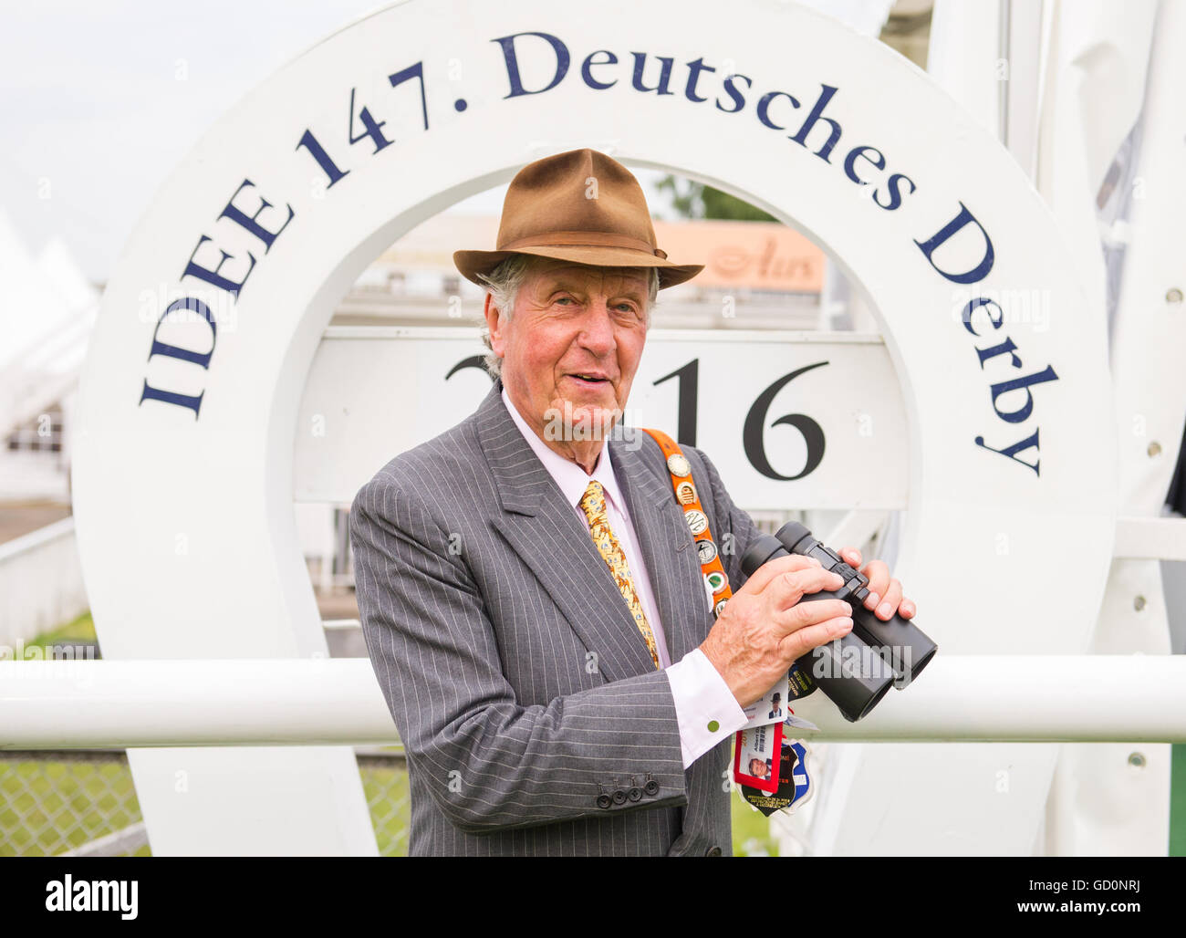 Amburgo, Germania. 10 Luglio, 2016. Albert Darboven, Vice Presidente di Amburgo Racing Association, in posa con il binocolo presso l'autodromo di Horner durante la settimana di Derby 2016 durante la settimana di Derby 2016 ad Amburgo, Germania, 10 luglio 2016. Foto: DANIEL BOCKWOLDT/dpa/Alamy Live News Foto Stock