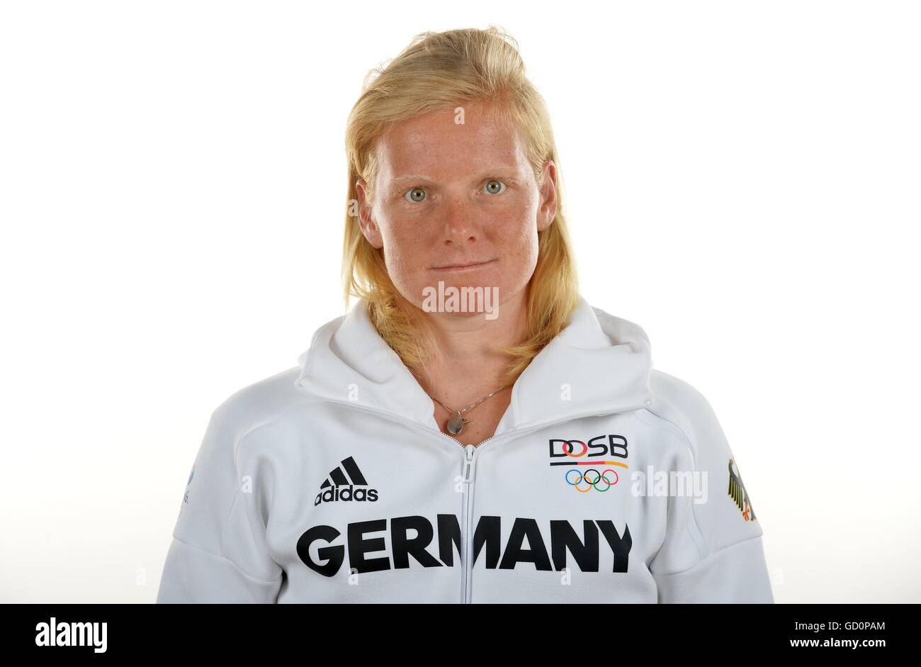 Hannover, Germania. 08 Luglio, 2016. Annekatrin Thiele pone a un photocall durante i preparativi per i Giochi Olimpici di Rio alla Emmich Cambrai Caserma a Hannover, Germania. Luglio 08, 2016. Photo credit: Frank Maggio/ picture alliance. | In tutto il mondo di utilizzo © dpa/Alamy Live News Foto Stock