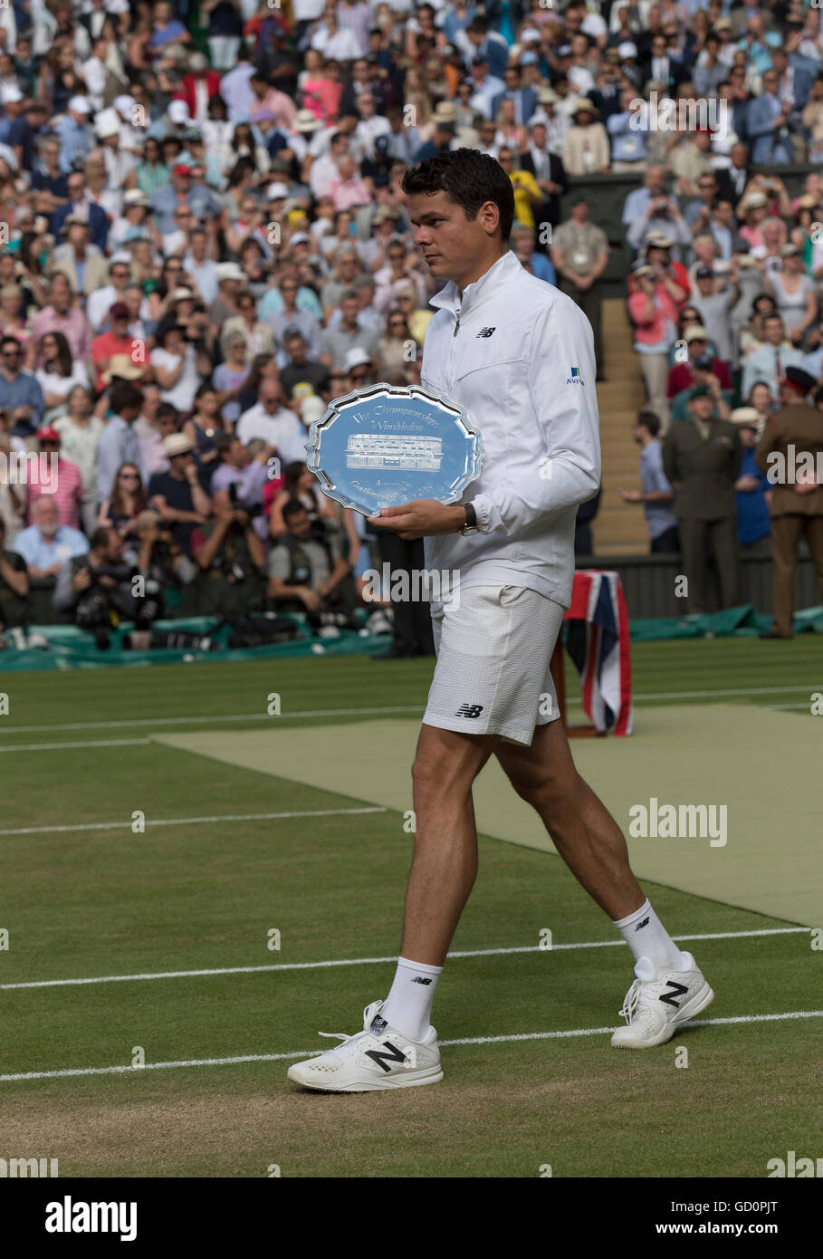 Londra, Regno Unito. 10 Luglio, 2016. Il torneo di Wimbledon Tennis Championships 2016 tenutosi presso il All England Lawn Tennis e Croquet Club di Londra, Inghilterra, Regno Unito. Andy Murray (GBR) [2] v Milos Raonic (CAN) [6]. Singolo maschile - finale. Centre Court. Nella foto:- Milos Raonic con runner-up il trofeo. Credito: Duncan Grove/Alamy Live News Foto Stock