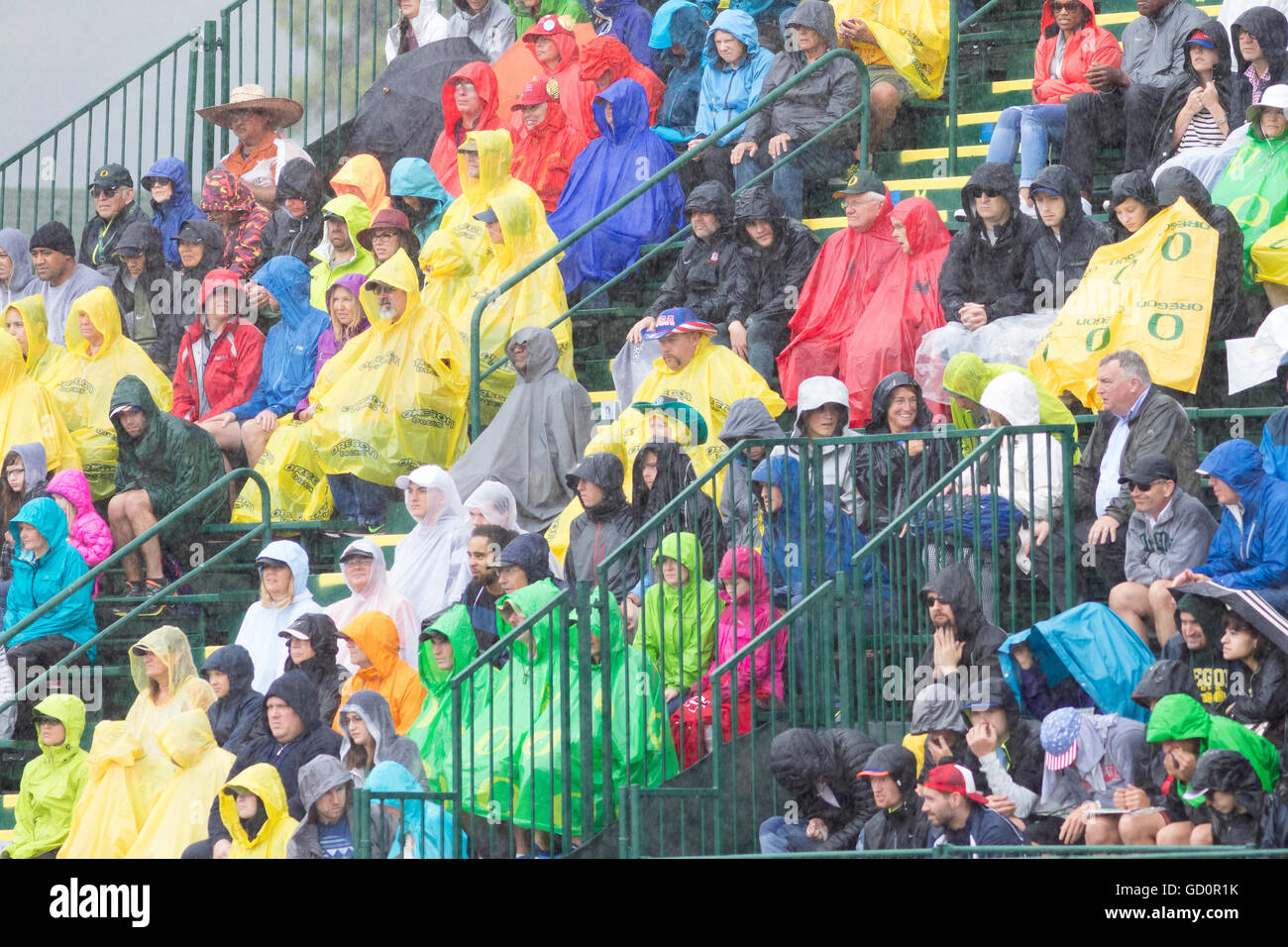 Eugene, Stati Uniti d'America. 8 Luglio, 2016. Heavy Rain con la folla cercando di rimanere a secco al USATF 2016 prove olimpiche nello storico Hayward Field di Eugene, Oregon, Stati Uniti d'America. Credito: Joshua Rainey/Alamy Live News. Foto Stock