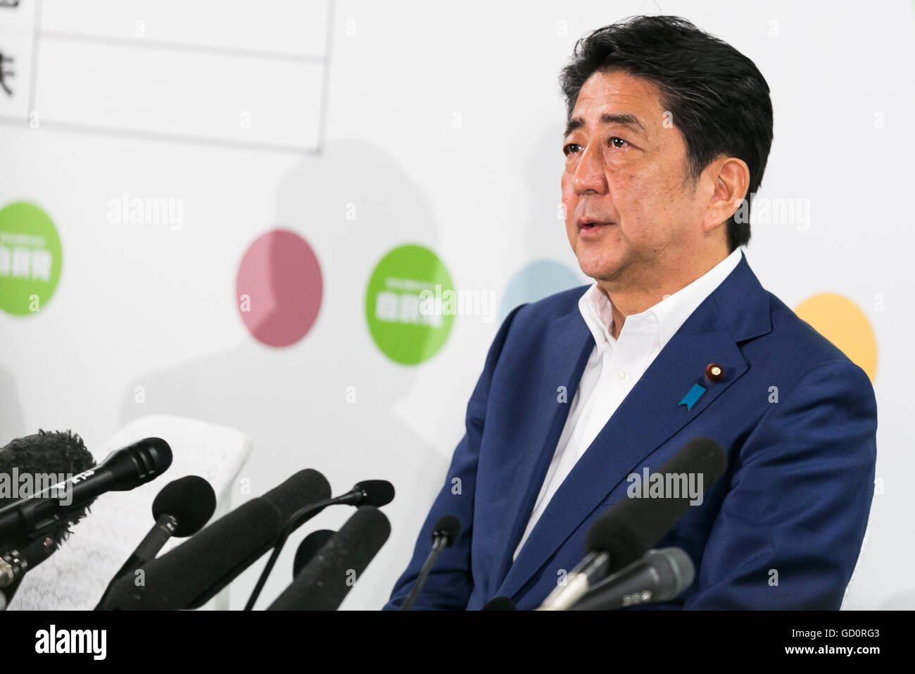 Domenica. 10 Luglio, 2016. Primo Ministro giapponese Shinzo Abe, leader del Partito liberale democratico (LDP) risponde alle domande dei giornalisti dopo aver illustrato i risultati delle elezioni, dove ha dato una vittoria decisiva nel parlamento, al partito sede di Domenica, 10 luglio 2016, Tokyo, Giappone. Il LDP, insieme con la sua junior partner della coalizione, Komeito rivendicato la vittoria prendendo almeno 63 dei 121 posti disponibili nella casa dei Consiglieri elezioni. © Rodrigo Reyes Marin/AFLO/Alamy Live News Foto Stock