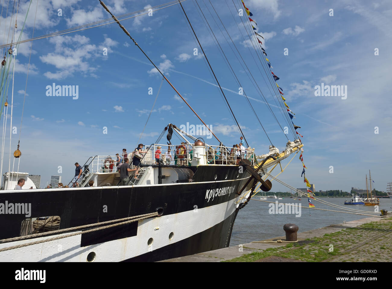 Anversa, Belgio. 10 Luglio, 2016. Turisti visitano la nave russa Kruzenshtern sul giorno di Tall Ships gare su luglio 10, 2016 ad Anversa, Belgio © Skyfish/Alamy Live News Credito: Skyfish/Alamy Live News Foto Stock