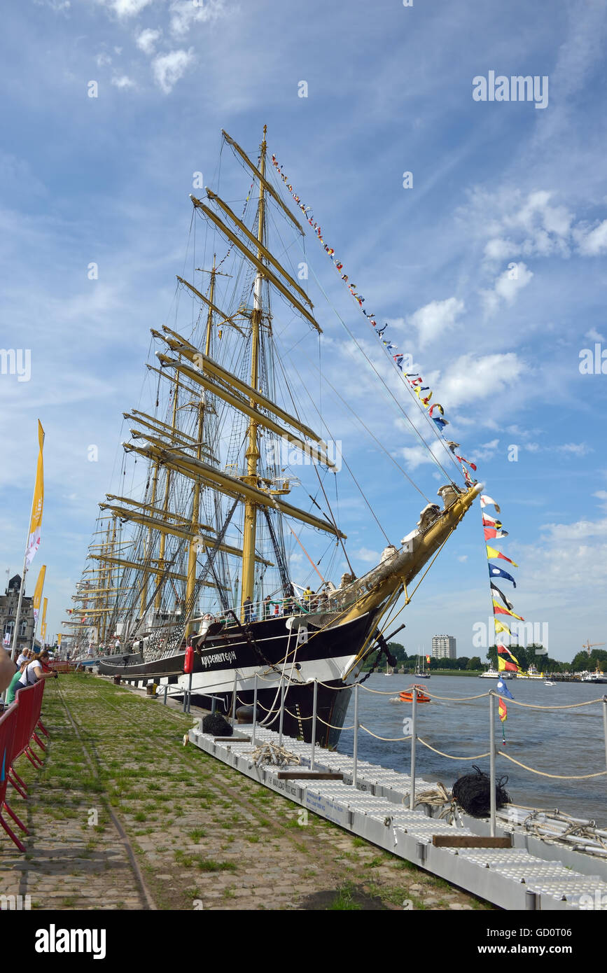 Anversa, Belgio. 10 Luglio, 2016. Turisti visitano la barque russa Kruzenshtern sul giorno di Tall Ships gare su luglio 10, 2016 ad Anversa, Belgio © Skyfish/Alamy Live News Credito: Skyfish/Alamy Live News Foto Stock