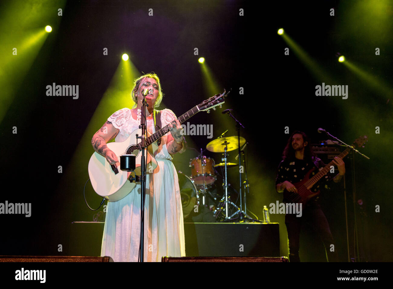 Milwaukee, Wisconsin, Stati Uniti d'America. 8 Luglio, 2016. Musicista ELLE RE (aka TANNER ELLE SCHNEIDER) suona dal vivo presso Henry Maier Festival Park durante il Summerfest di Milwaukee, nel Wisconsin © Daniel DeSlover/ZUMA filo/Alamy Live News Foto Stock