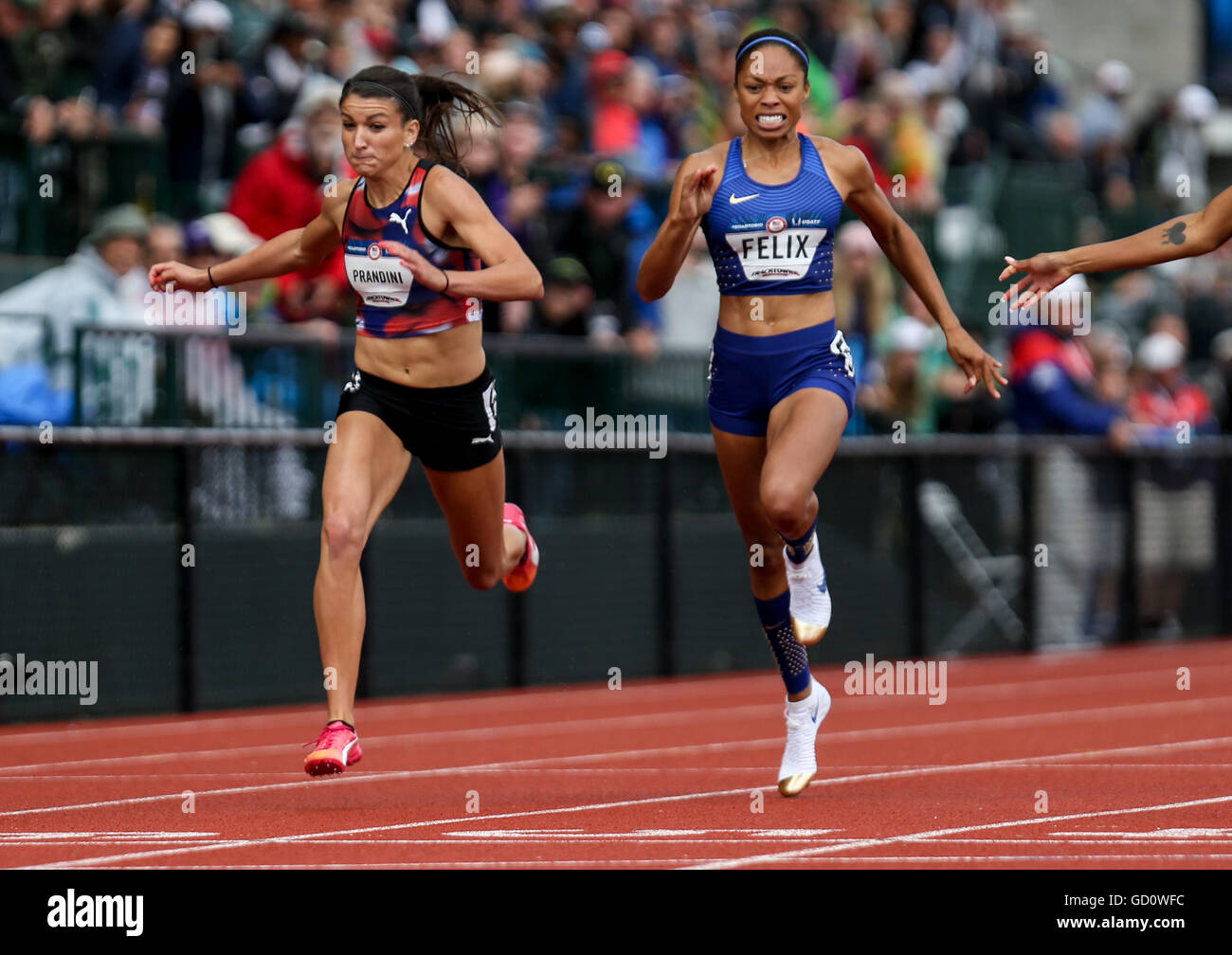 Eugene, Oregon, Stati Uniti d'America. 10 Luglio, 2016. JENNA PRANDINI, a sinistra, si appoggia alla finishline per battere Allyson Felix, direttamente presso gli Stati Uniti d'America. 10 Luglio, 2016. Track & Field prove olimpiche in Hayward Field di Eugene, Oregon il 10 luglio 2016. Foto di David Blair Credito: David Blair/ZUMA filo/Alamy Live News Foto Stock