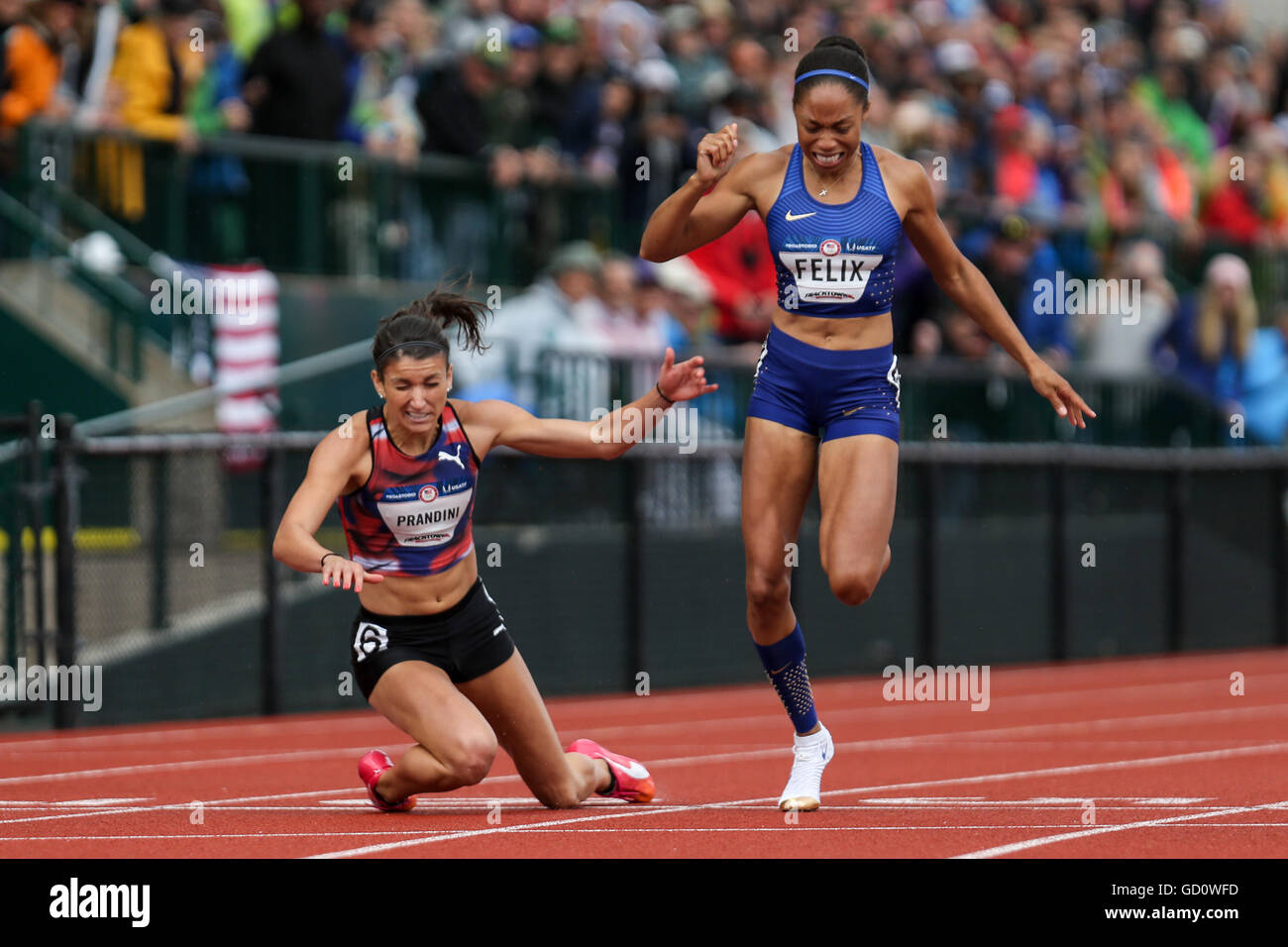 Eugene, Oregon, Stati Uniti d'America. 10 Luglio, 2016. JENNA PRANDINI, a sinistra, si appoggia alla finishline per battere Allyson Felix, direttamente presso gli Stati Uniti d'America. 10 Luglio, 2016. Track & Field prove olimpiche in Hayward Field di Eugene, Oregon il 10 luglio 2016. Foto di David Blair Credito: David Blair/ZUMA filo/Alamy Live News Foto Stock