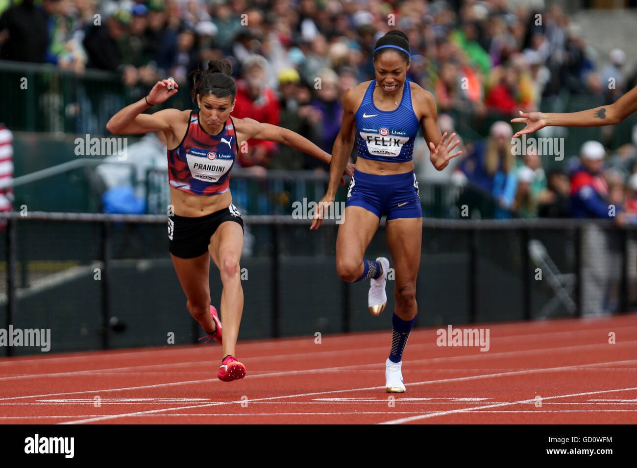 Eugene, Oregon, Stati Uniti d'America. 10 Luglio, 2016. JENNA PRANDINI, a sinistra, si appoggia alla finishline per battere Allyson Felix, direttamente presso gli Stati Uniti d'America. 10 Luglio, 2016. Track & Field prove olimpiche in Hayward Field di Eugene, Oregon il 10 luglio 2016. Foto di David Blair Credito: David Blair/ZUMA filo/Alamy Live News Foto Stock