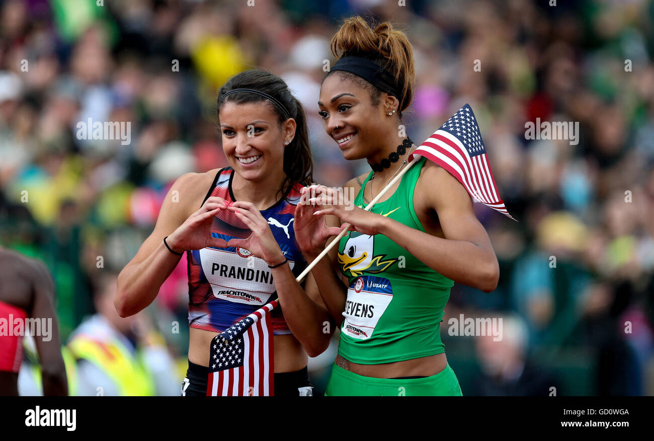 Eugene, Oregon, Stati Uniti d'America. 10 Luglio, 2016. JENNA PRANDINI, sinistra e DEAJAH STEVENS, destra, pongono delle foto dopo la 200m finals presso gli Stati Uniti. 10 Luglio, 2016. Track & Field prove olimpiche in Hayward Field di Eugene, Oregon il 10 luglio 2016. Foto di David Blair Credito: David Blair/ZUMA filo/Alamy Live News Foto Stock