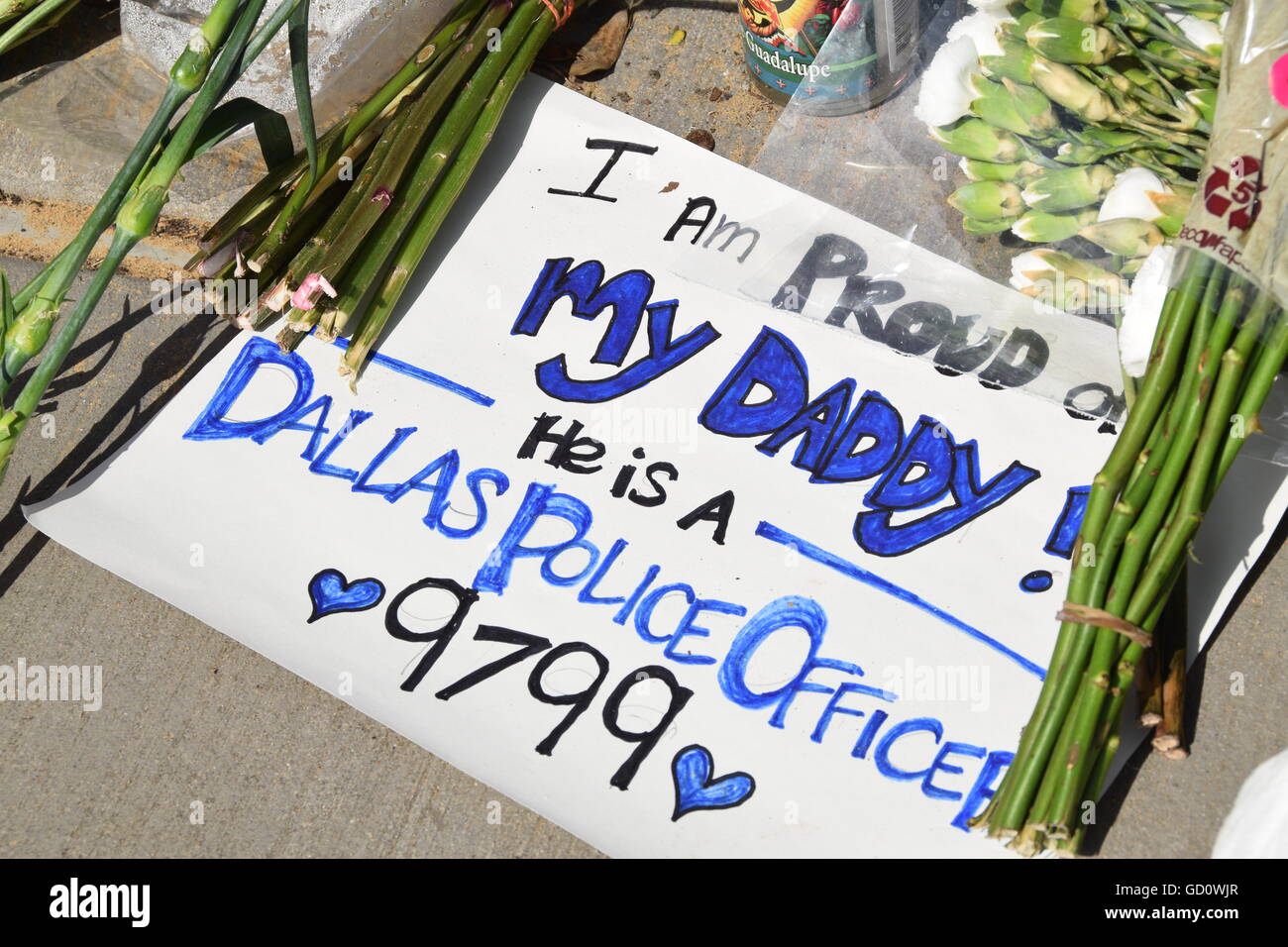 Dallas, Texas, Stati Uniti d'America. 10 Luglio, 2016. Un bambino di Dallas funzionario di polizia è molto fieri del loro padre come si vede in questo disegnati a mano cartellone. Credito: Hum Immagini/Alamy Live News Foto Stock