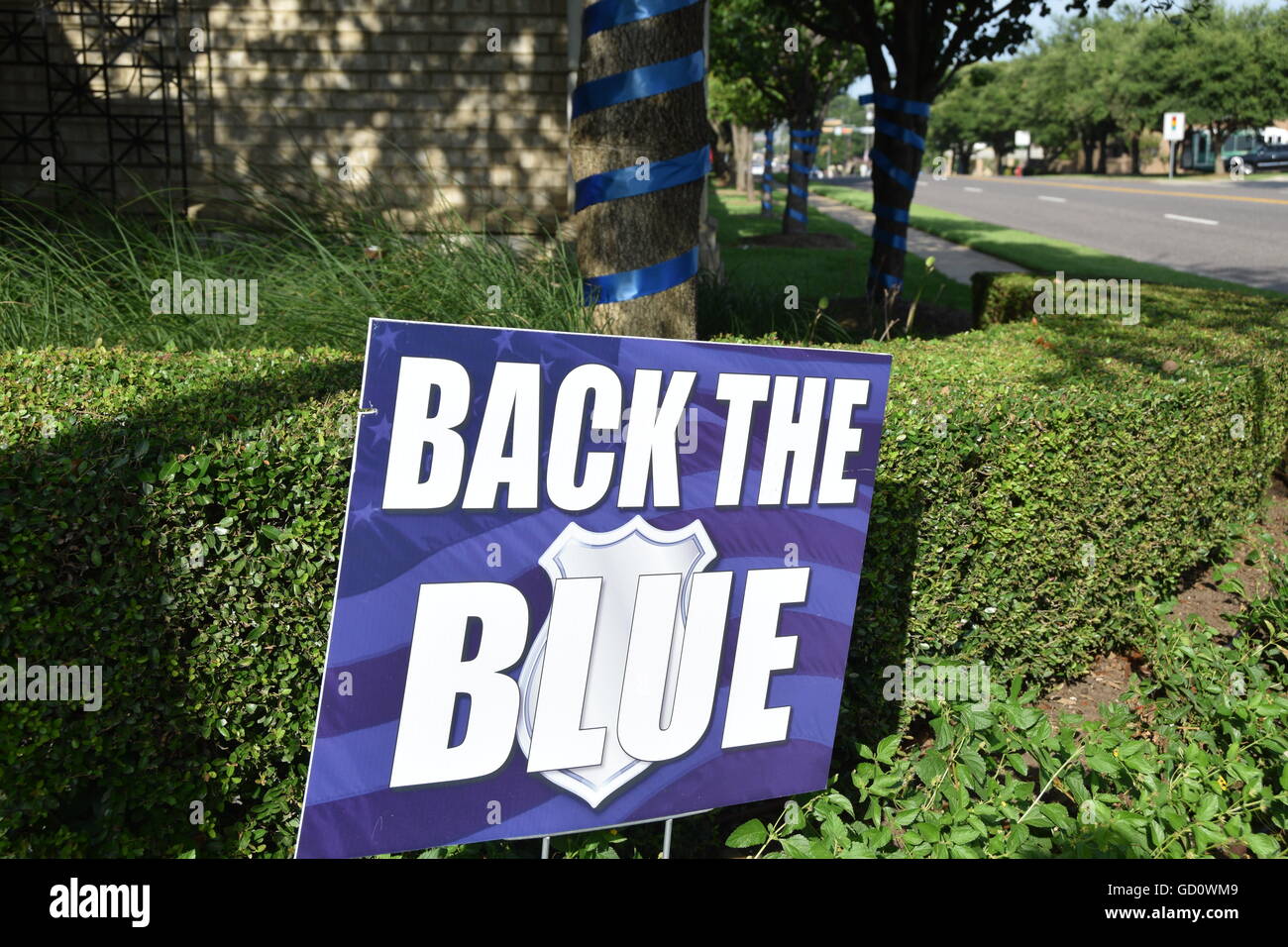 Le imprese locali e le scuole mostrano il supporto per i caduti poliziotti abbassando le loro bandiere per la metà del personale. Credito: Hum Immagini/Alamy Live News Foto Stock