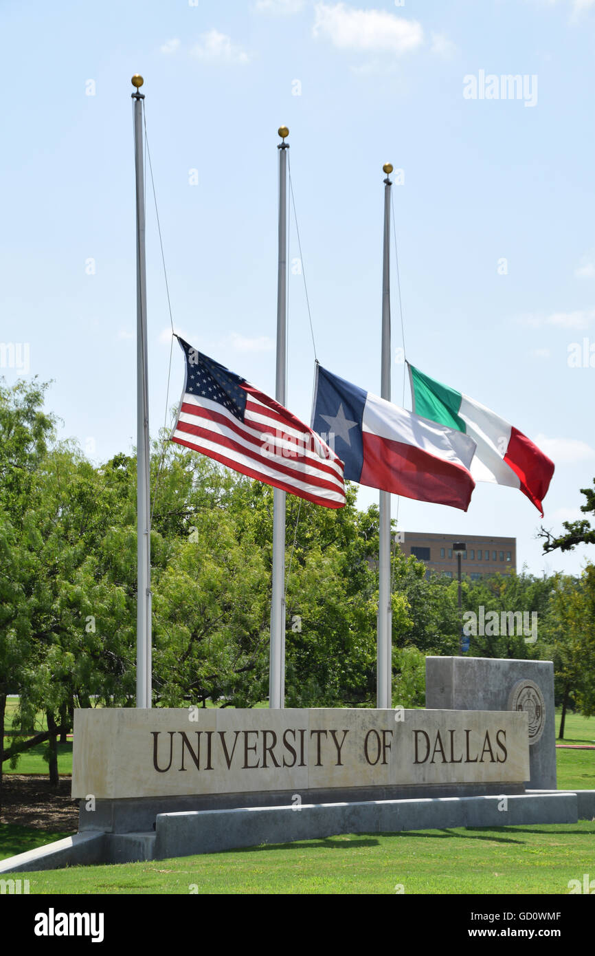 Dallas, Texas, Stati Uniti d'America. 10 Luglio, 2016. Le imprese locali e le scuole mostrano il supporto per i caduti Dallas poliziotti abbassando le loro bandiere per la metà del personale. Credito: Hum Immagini/Alamy Live News Foto Stock
